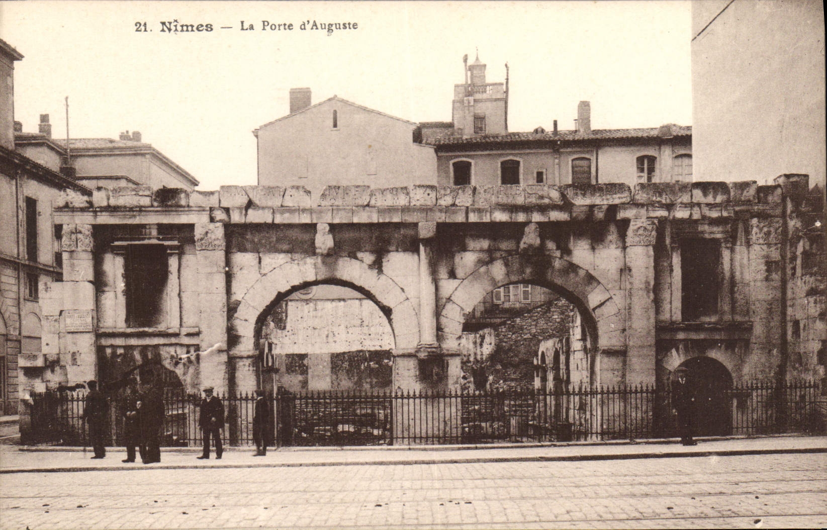 CPA Nimes la Porte d'Auguste 
