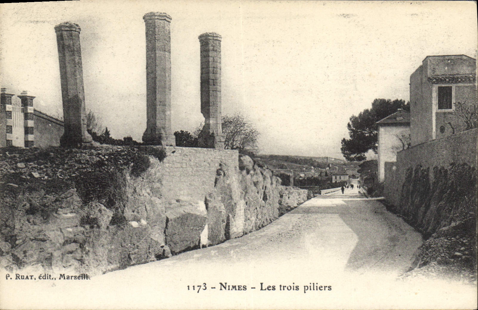 CPA Nimes Les Trois Piliers 