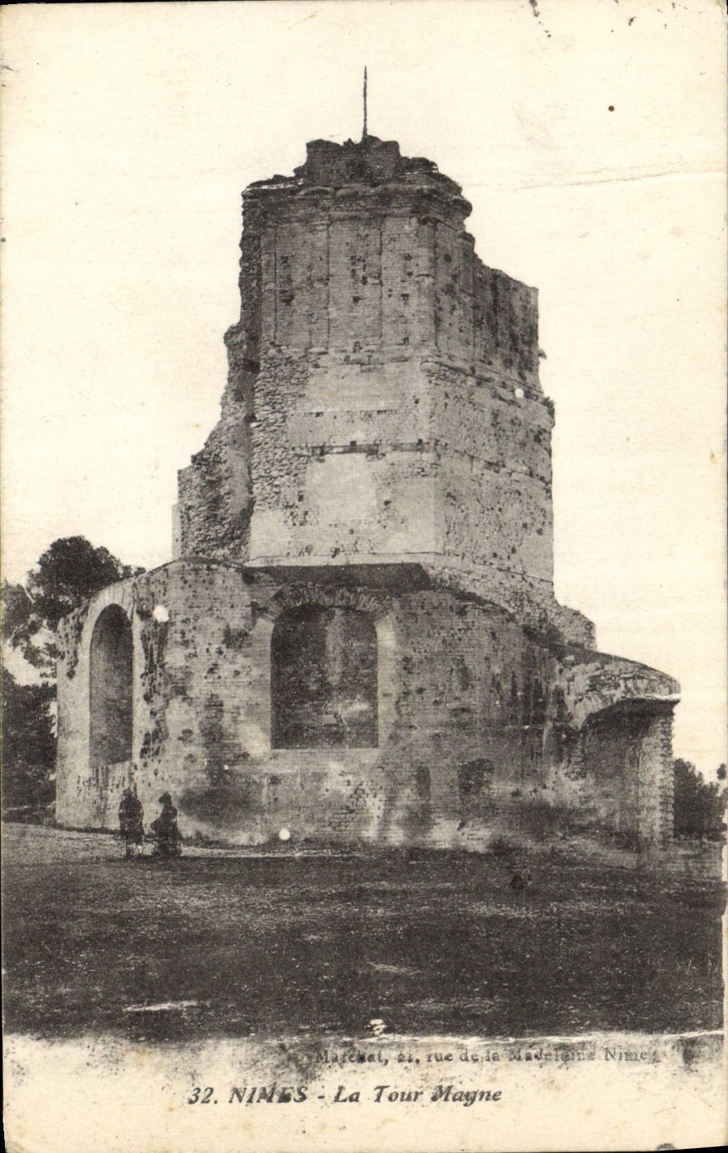 CPA Nimes la Tour Magne 