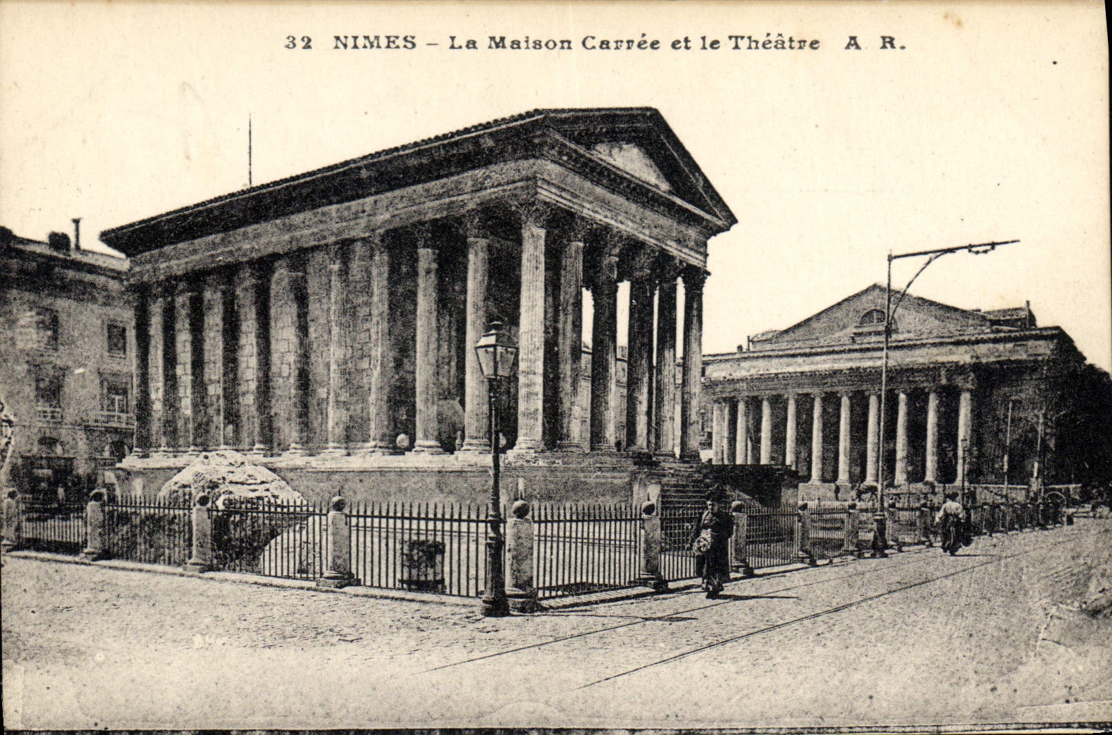 CPA Nimes la Maison Carree et le Theatre 