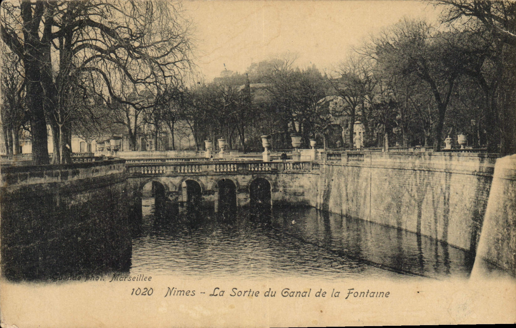 CPA Nimes la Sortie du Canal de la Fontaine 