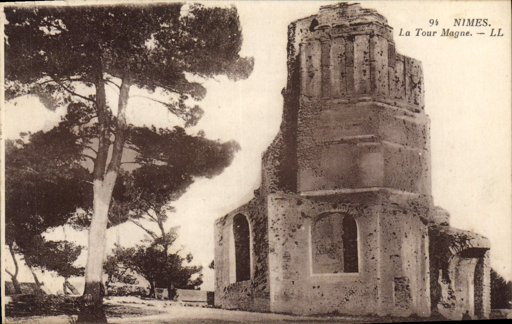 CPA Nimes la Tour Magne 