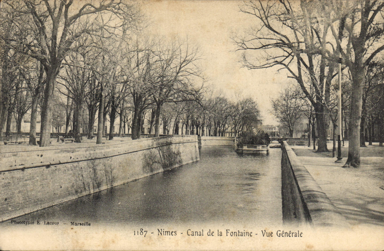 CPA Nimes Canal de la Fontaine vue generale 