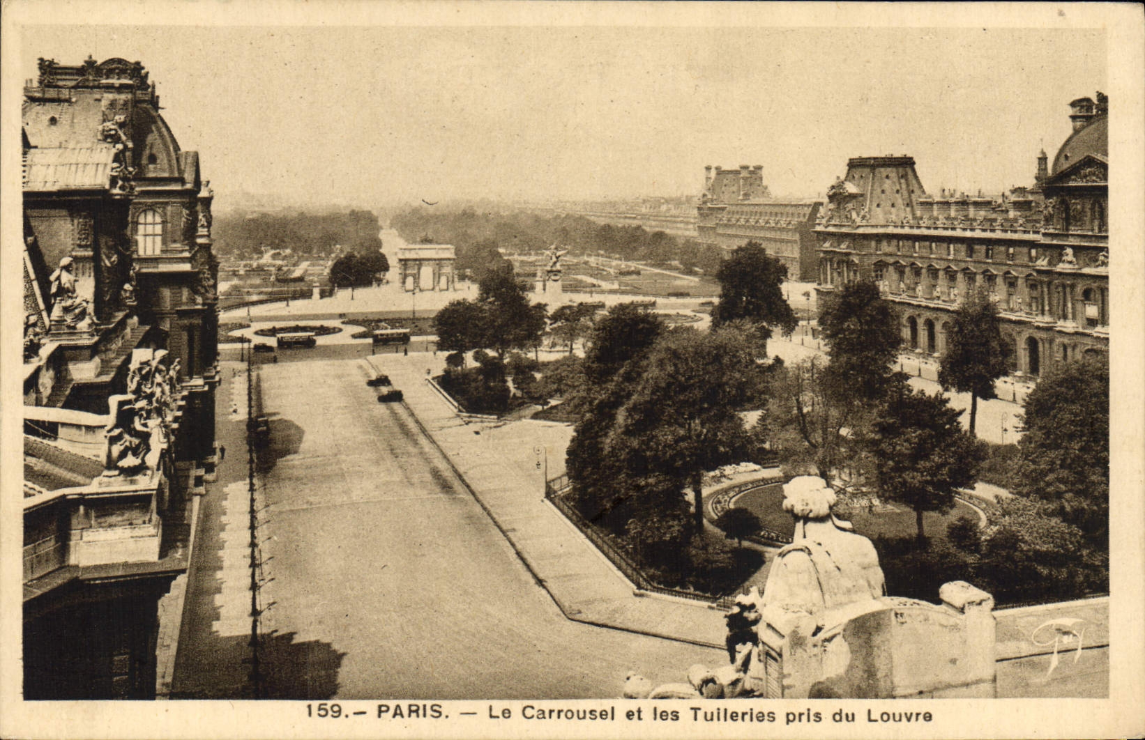 CPA Paris le Carrousel et les Tuileries pris du Louvre