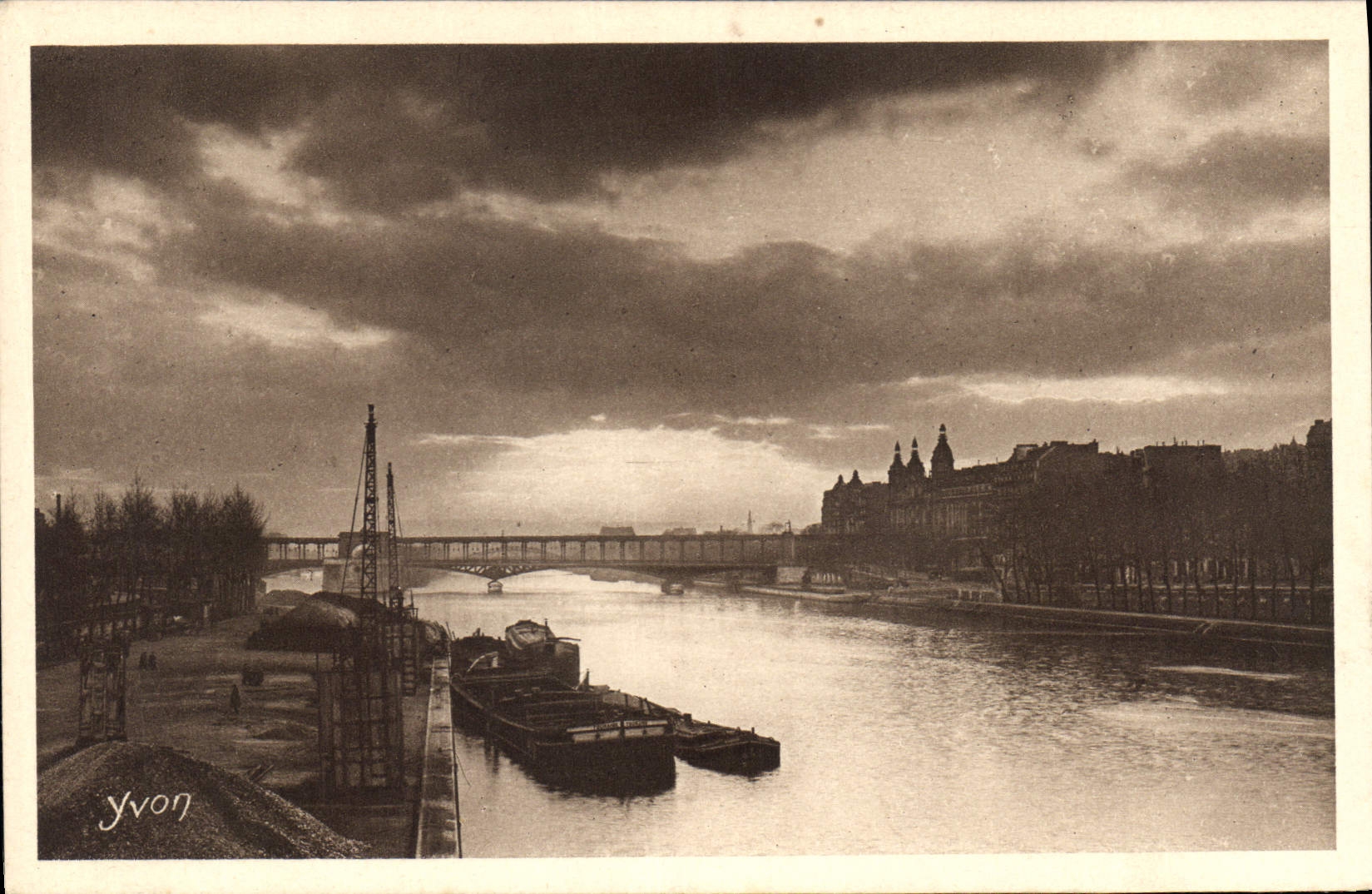 CPA Paris en Flanant Coucher de Soleil sur la Seine Quai de Passy Bateau