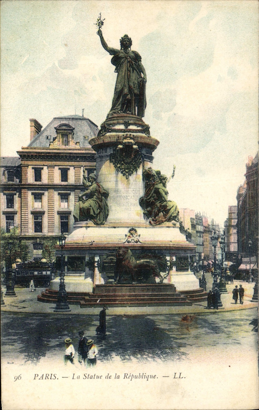 CPA Paris le Statue de la Republique 