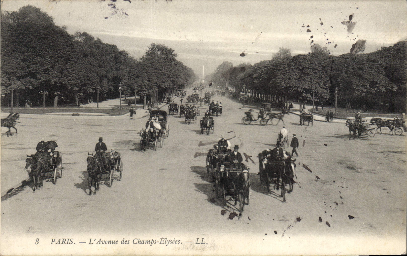 CPA Paris l'Avenue des Champs Elysees 