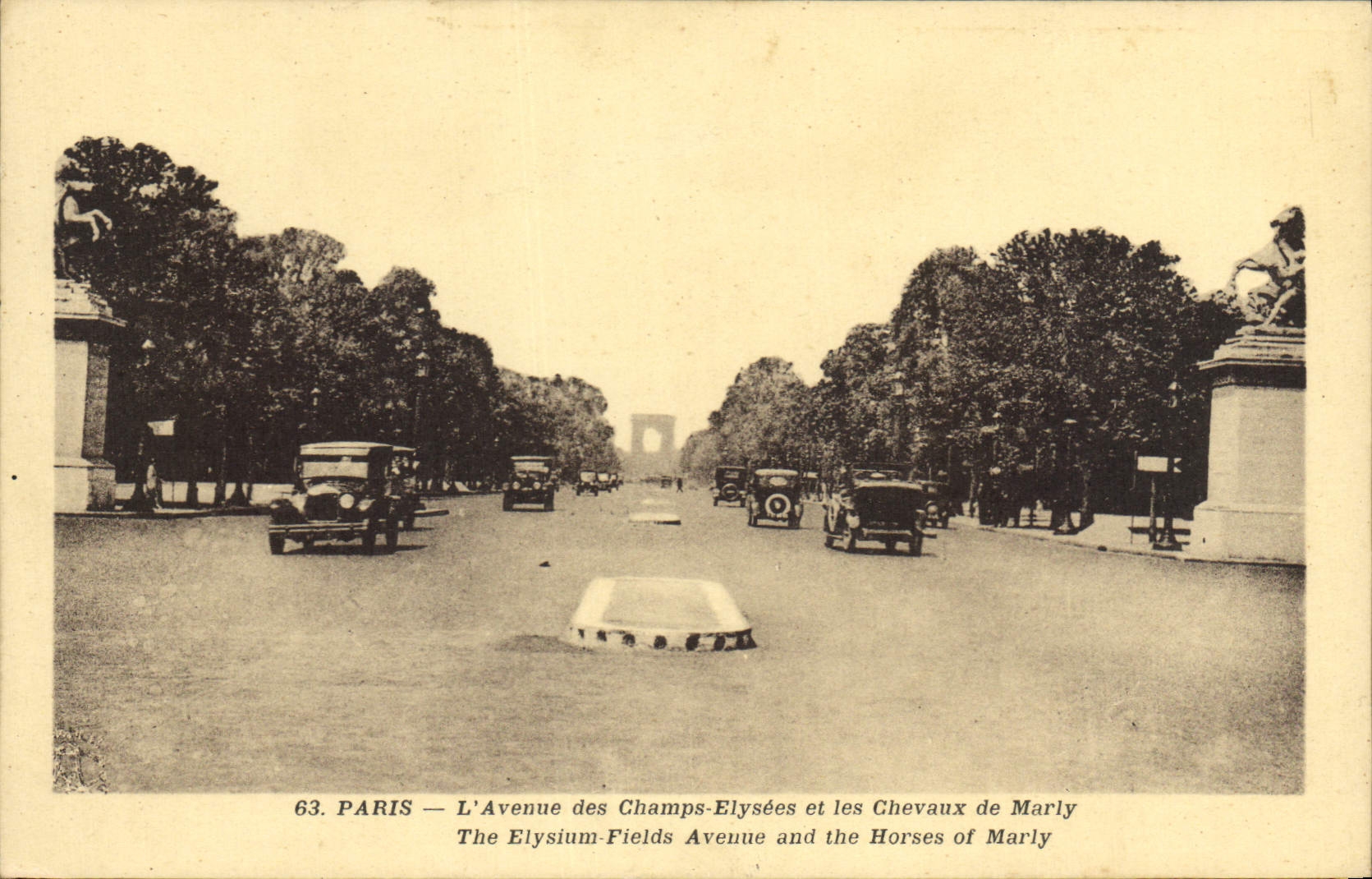 CPA Paris l'Avenue des Champs Elysees et les Chevaux de Marly
