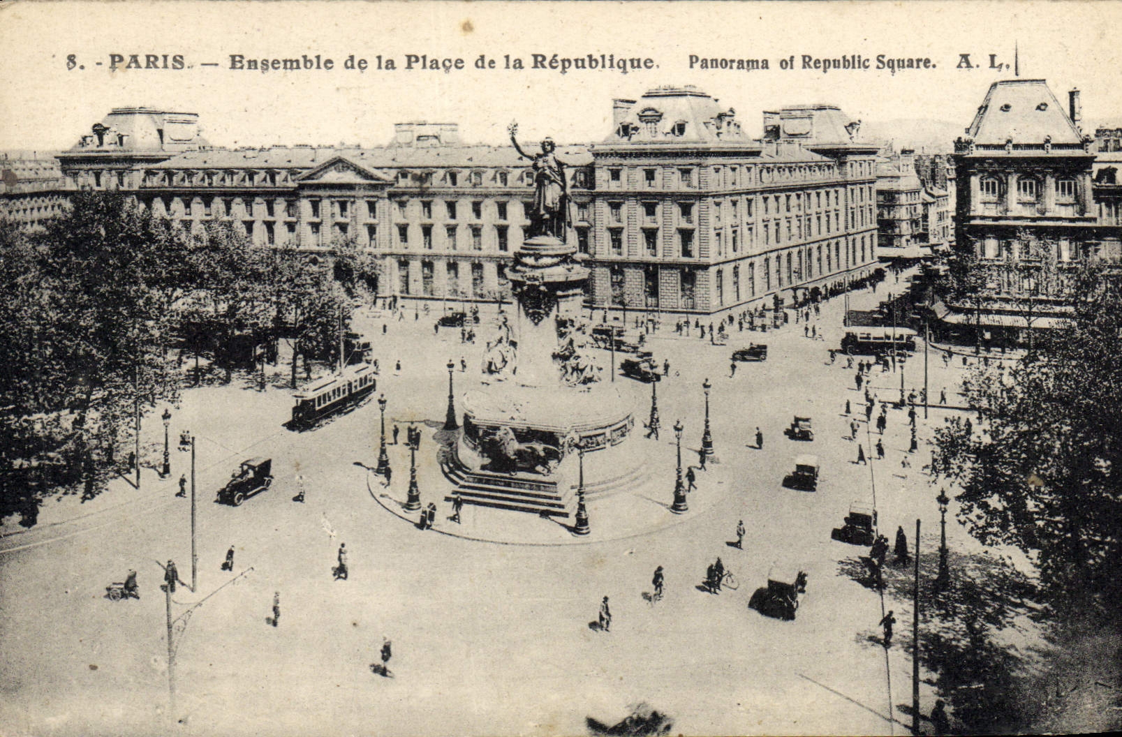 CPA Paris Ensemble de la place de la Republique