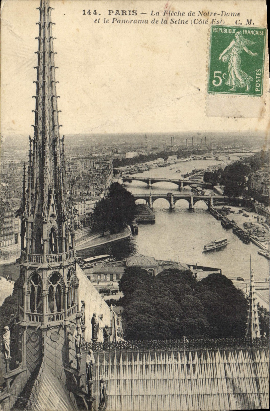 CPA Paris la Fleche de Notre Dame et le Panorama de la Seine Cote Est 