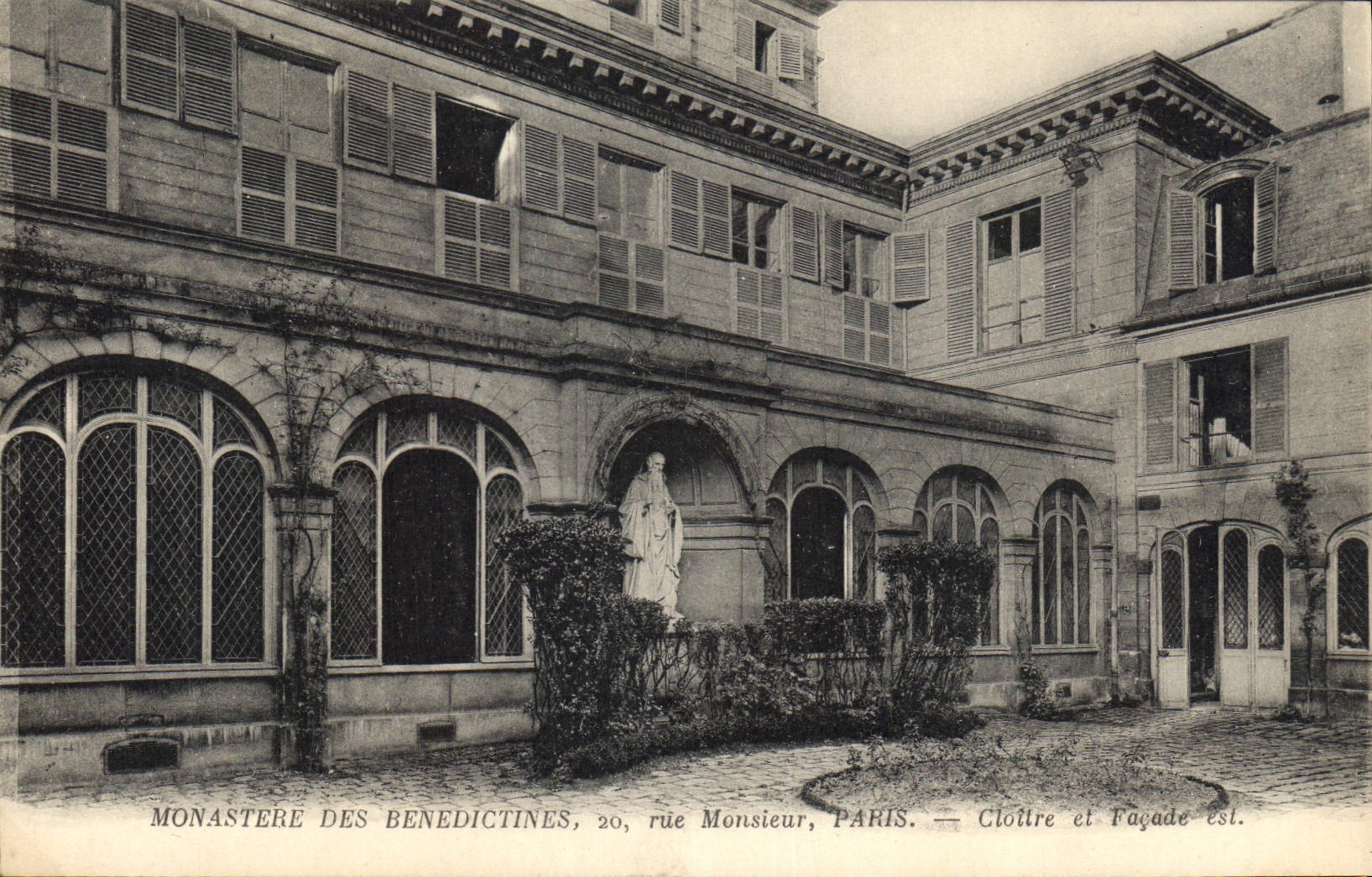 CPA Monastere des Benedictines 20 rue Monsieur Paris Cloitre et Facade Est