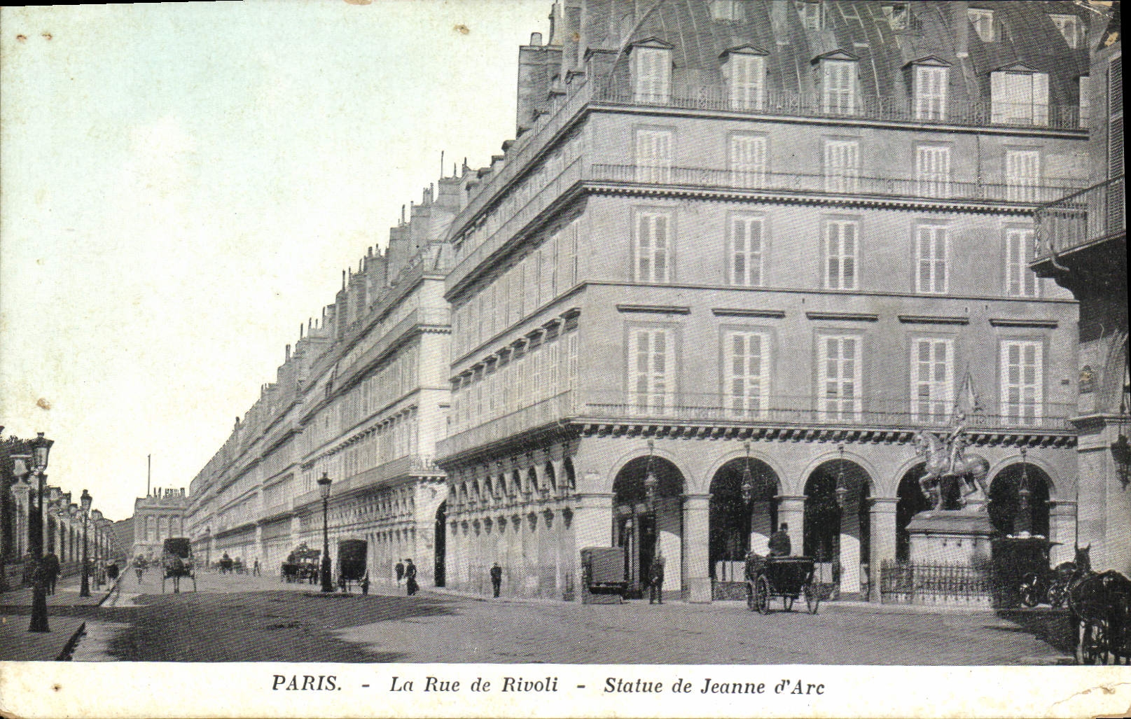 CPA Paris la Rue de Rivoli statue de Jeanne d'Arc