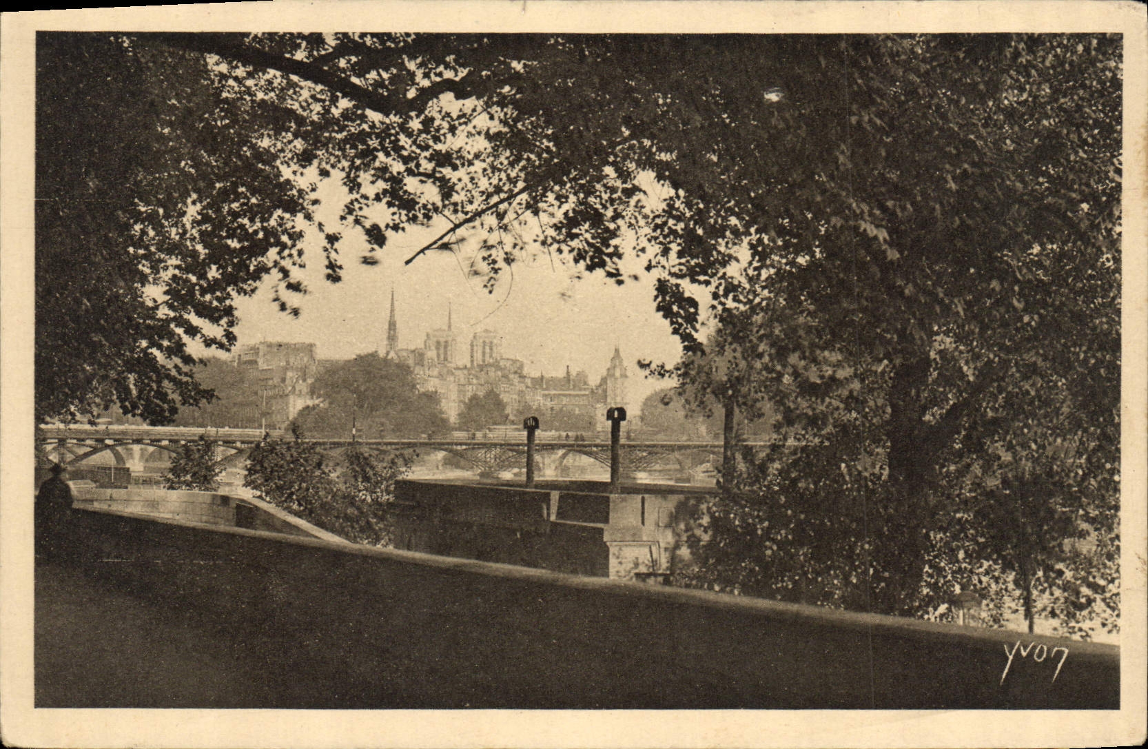 CPA Paris en Flanant Quai du Louvre vue sur la Cite