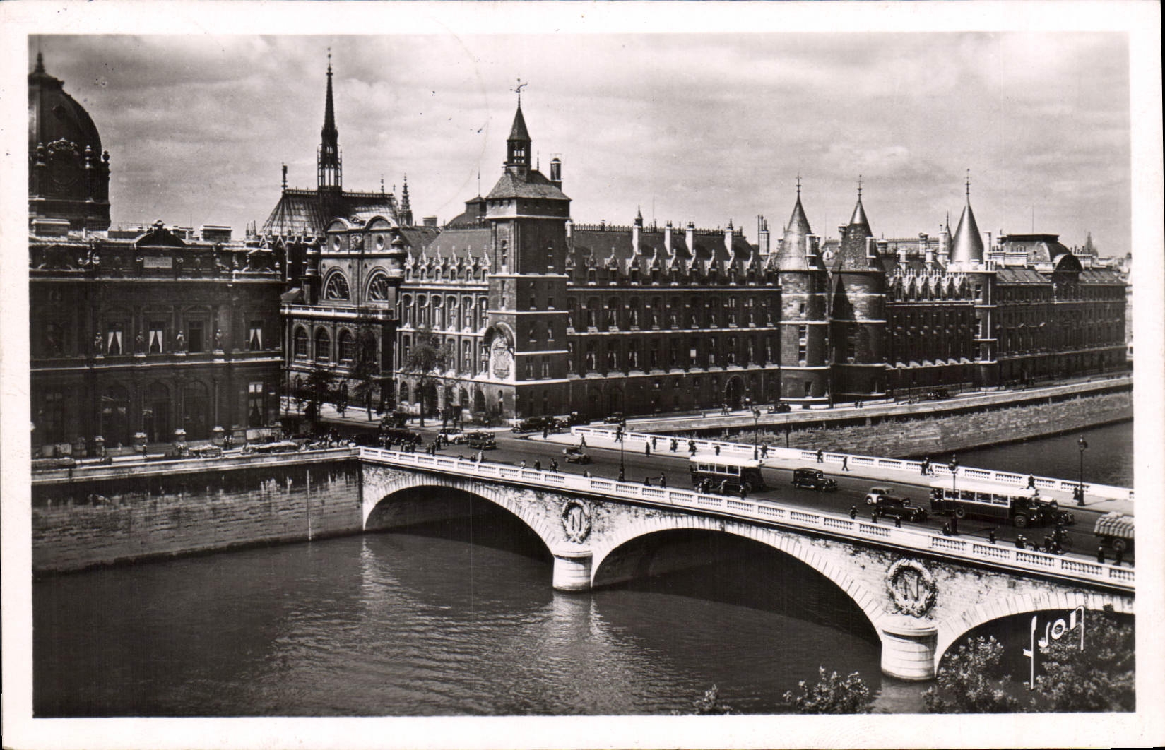 CPA Paris en Flanant le Palais de Justice et le Pont au Change 