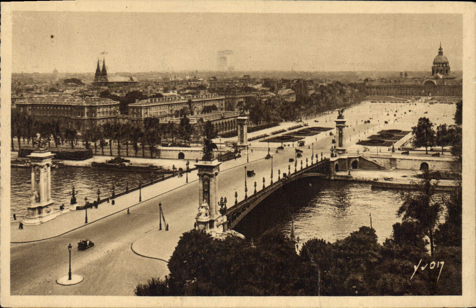 CPA Paris En Flanant le Pont Alexandre III et l'Esplanade des Invalides 