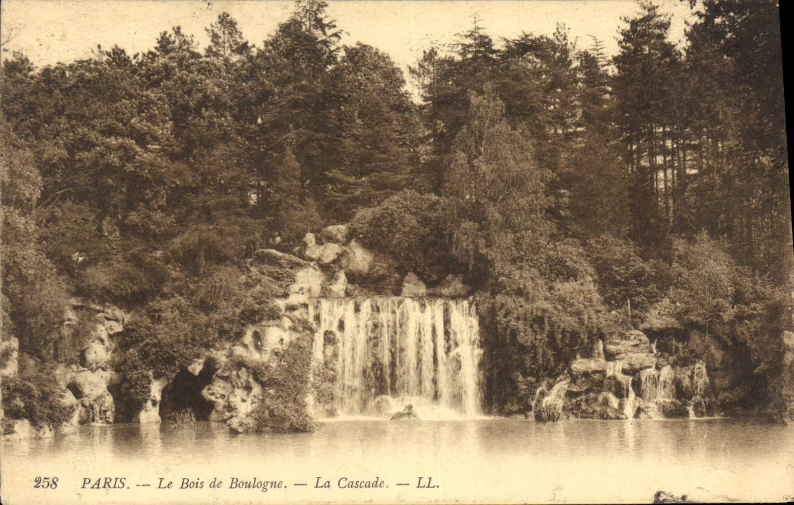 CPA Paris Le Bois de Boulogne La Cascade