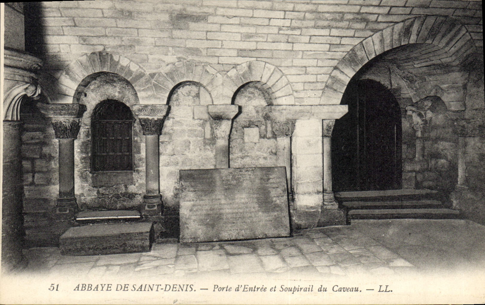 CPA Abbaye de Saint Denis Porte d'Entree et Soupirail du Caveau