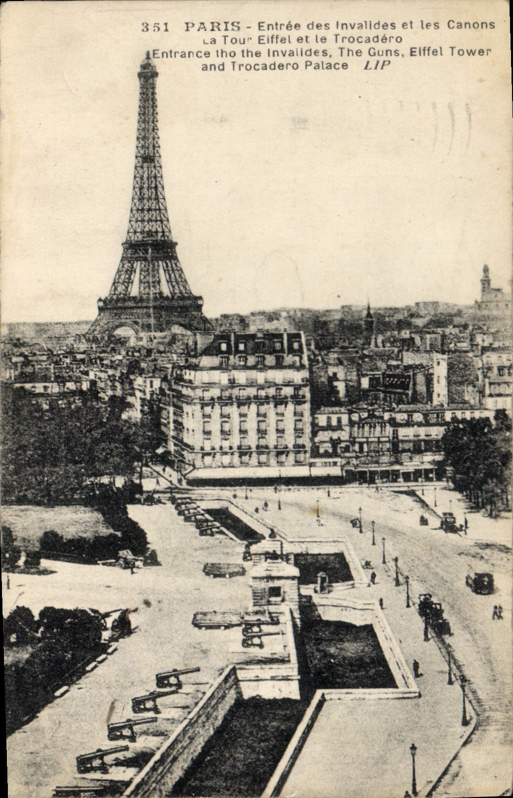 CPA Paris Entree des Invalides et les Canons la Tour Eiffel et le Trocadero 