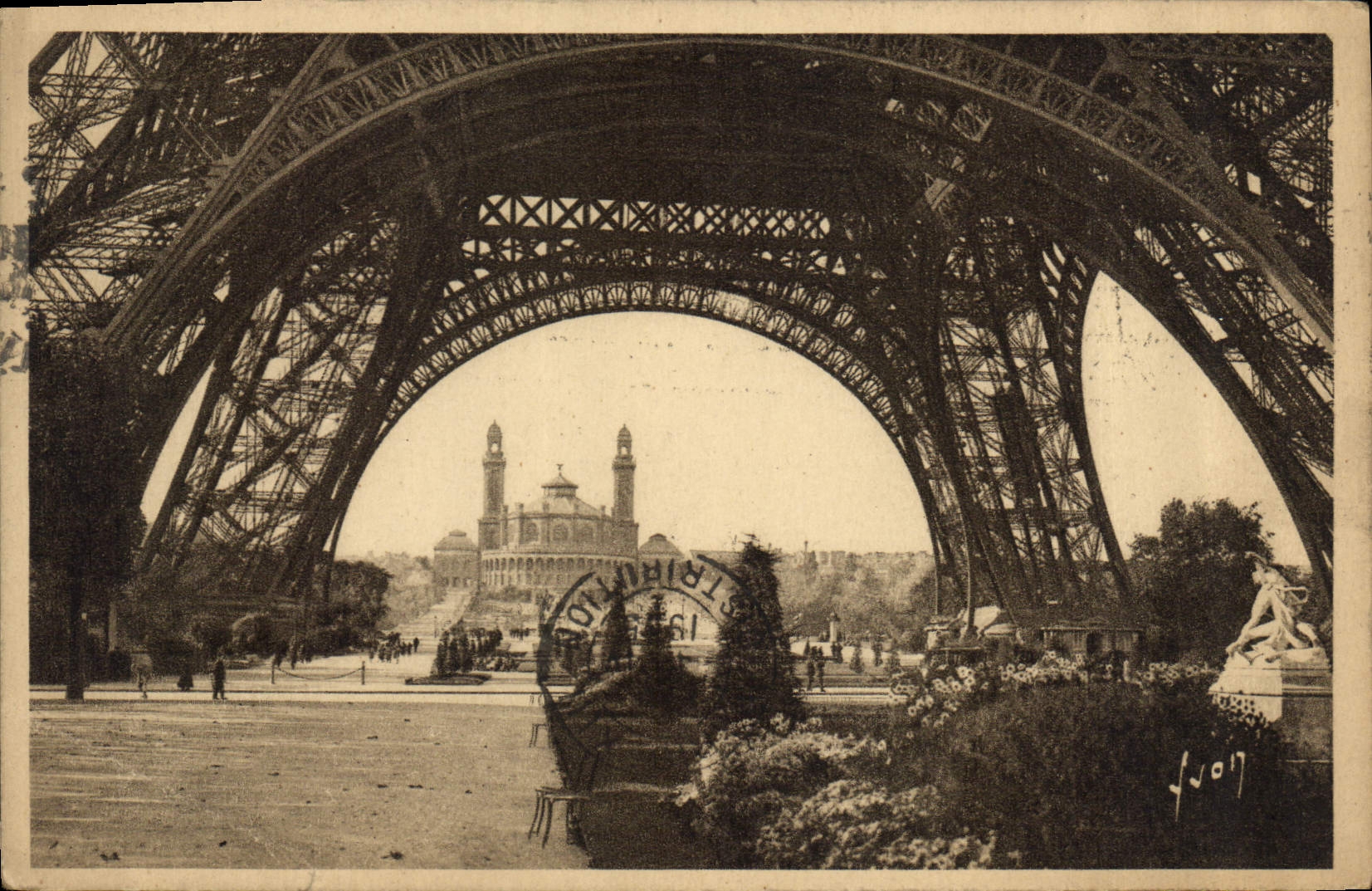 CPA Paris en flanant Sous la Tour Eiffel dans le fond le Trocadero 