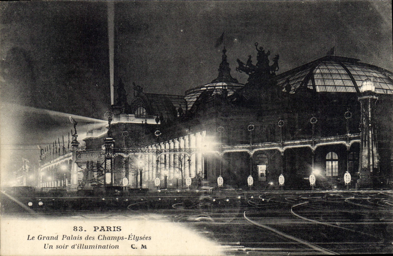 CPA Paris Le Grand Palais des Champs Elysees un soir d'illumination 