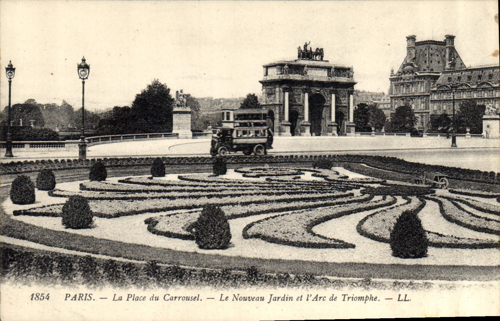 CPA Paris La Place du carrousel Le Nouveau Jardin et l'Arc de Triomphe