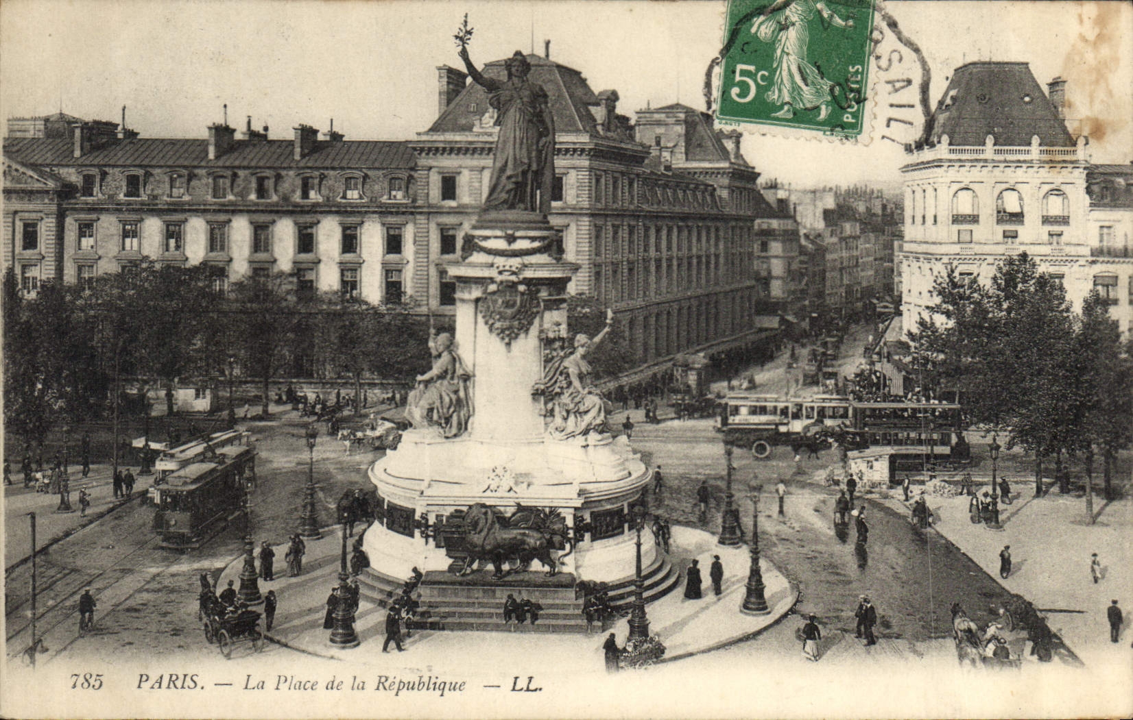 CPA Paris La Place de la Republique
