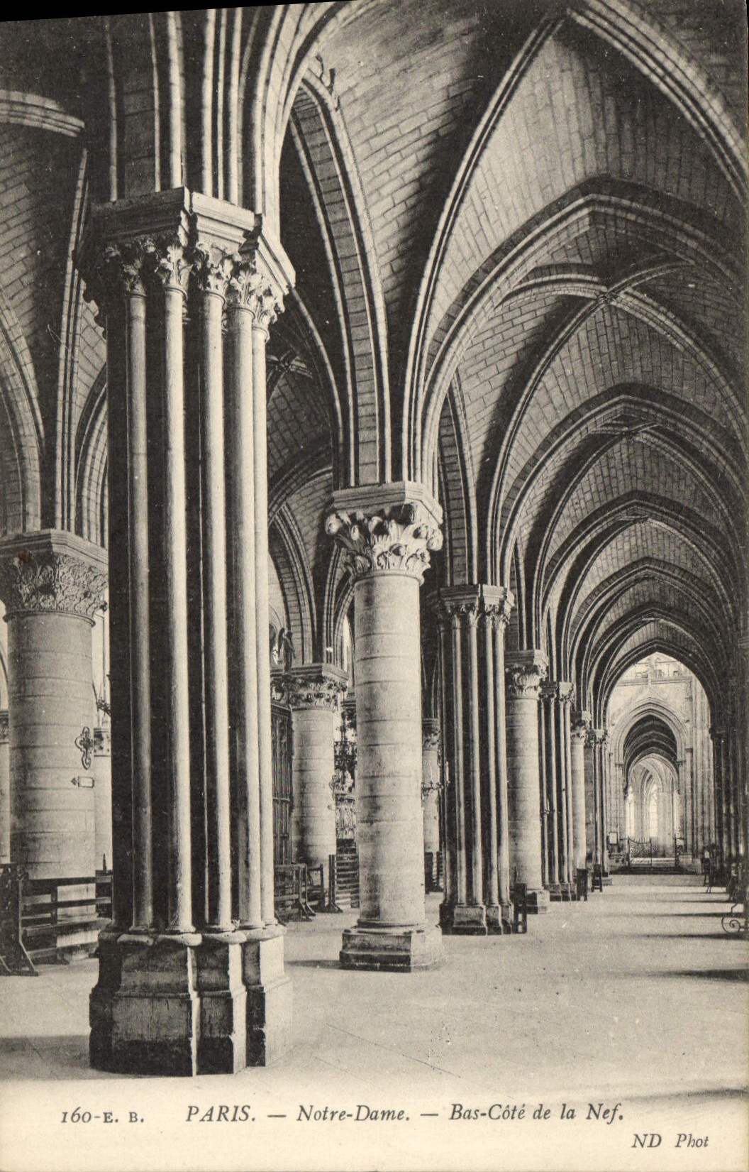 CPA Paris Notre Dame Bas Cote de la Nef