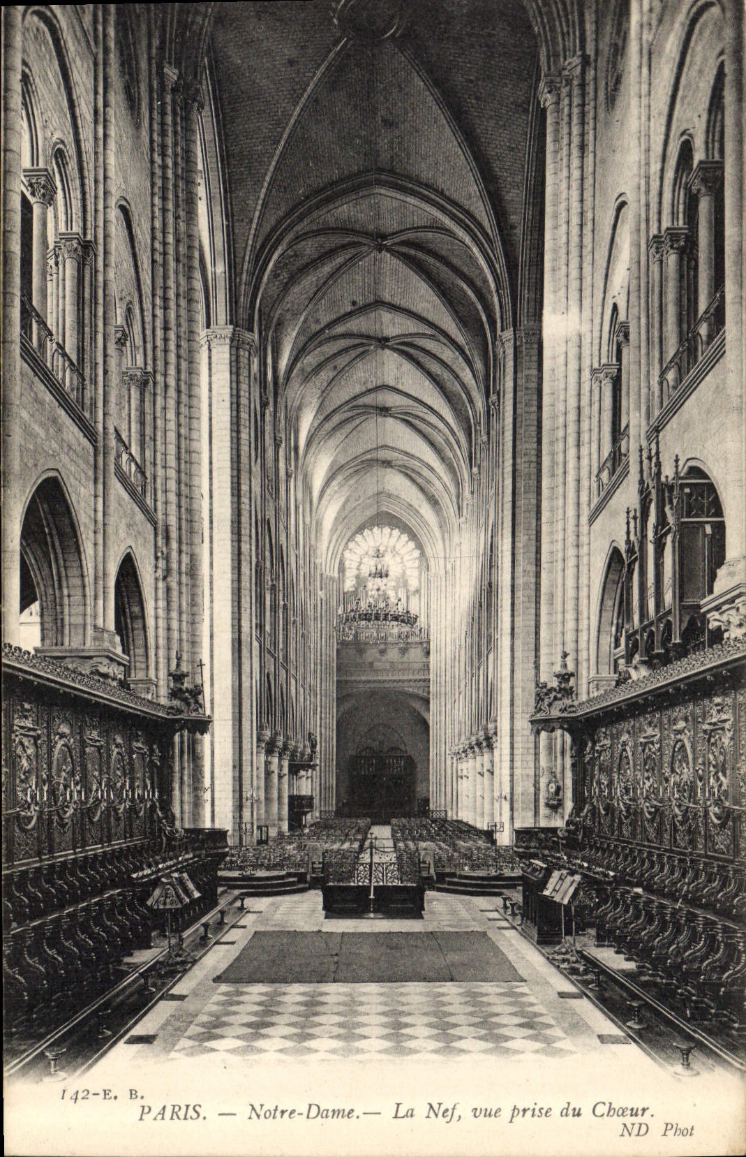 CPA Paris Notre Dame La Nef vue prise du Choeur