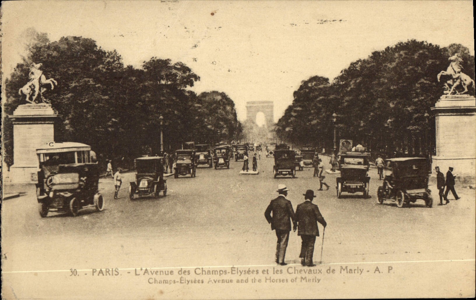 CPA Paris L'Avenue des Champs Elysees et les Chevaux de Marly