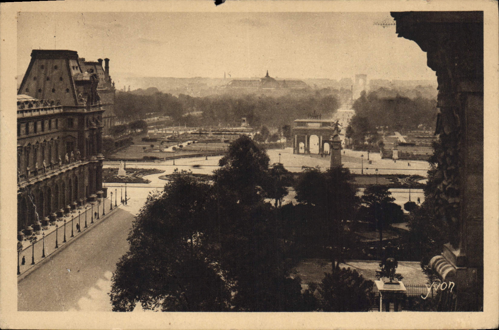 CPA Paris Perspective sur les Tuileries l'Avenue des Champs Elysees et l'Etoil