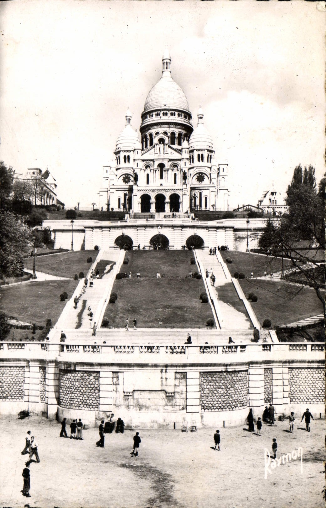 CPA Images de Paris Basilique du Sacre Coeur et le Square Saint Pierre