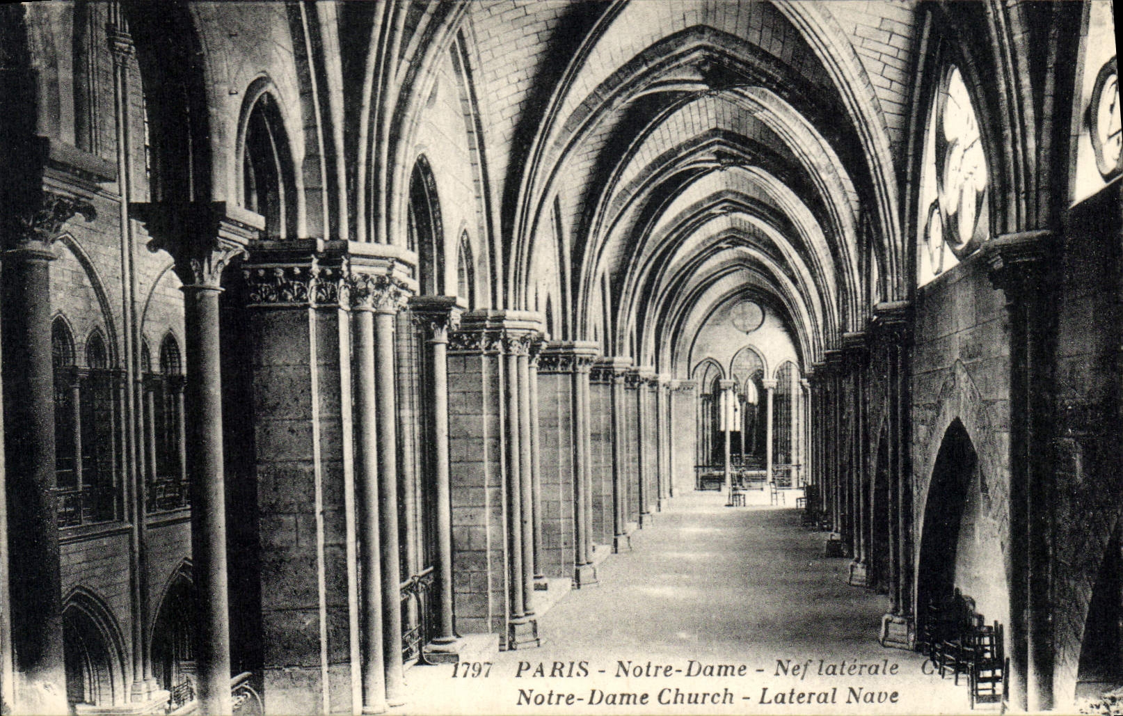 CPA Paris Notre Dame Nef Lateral 