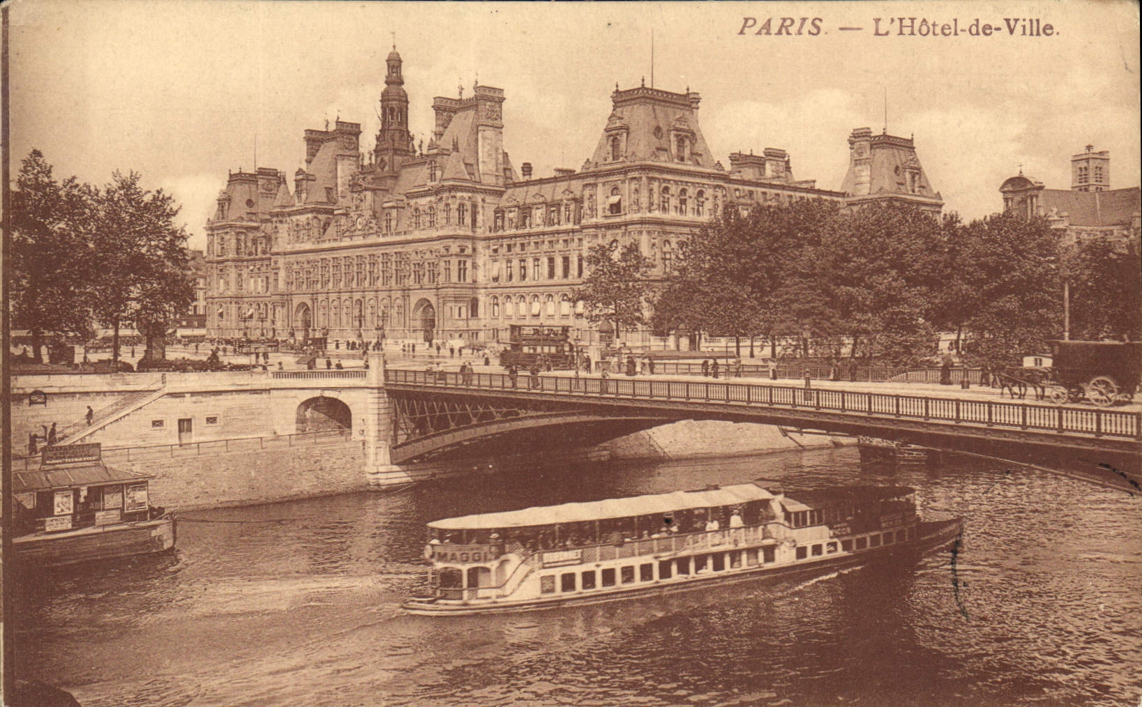 CPA Paris l'hotel de Ville Bateau Maggi