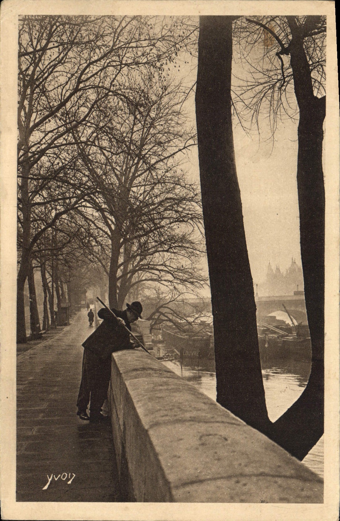 CPA Paris en Flanant Quai du Louvre un Pecheur opiniatre