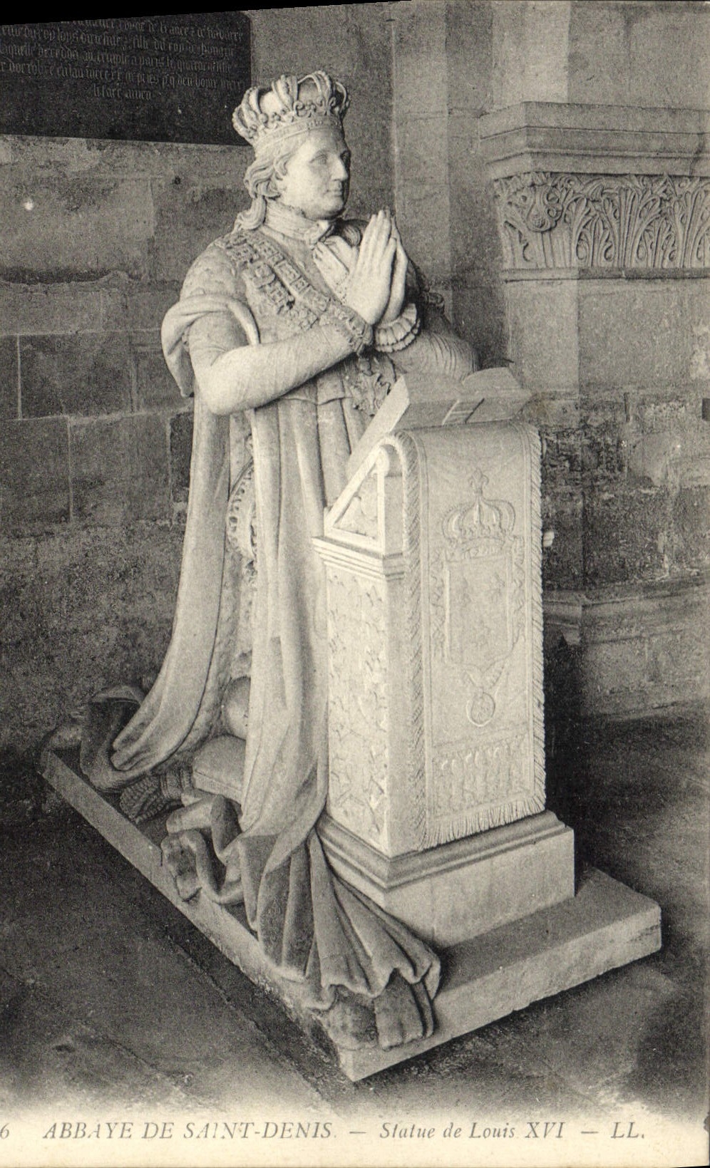CPA Abbaye de Saint Denis statue de Louis XVI 