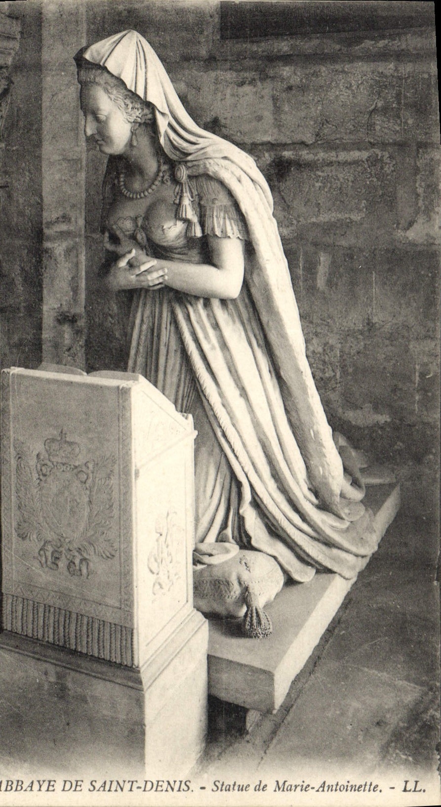CPA Abbaye de Saint Denis statue de Marie Antoinette 