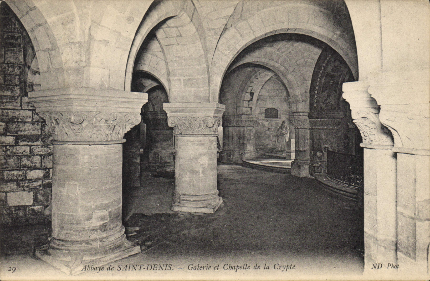 CPA Abbaye de Saint Denis Galerie et Chapelle de la Crypte 