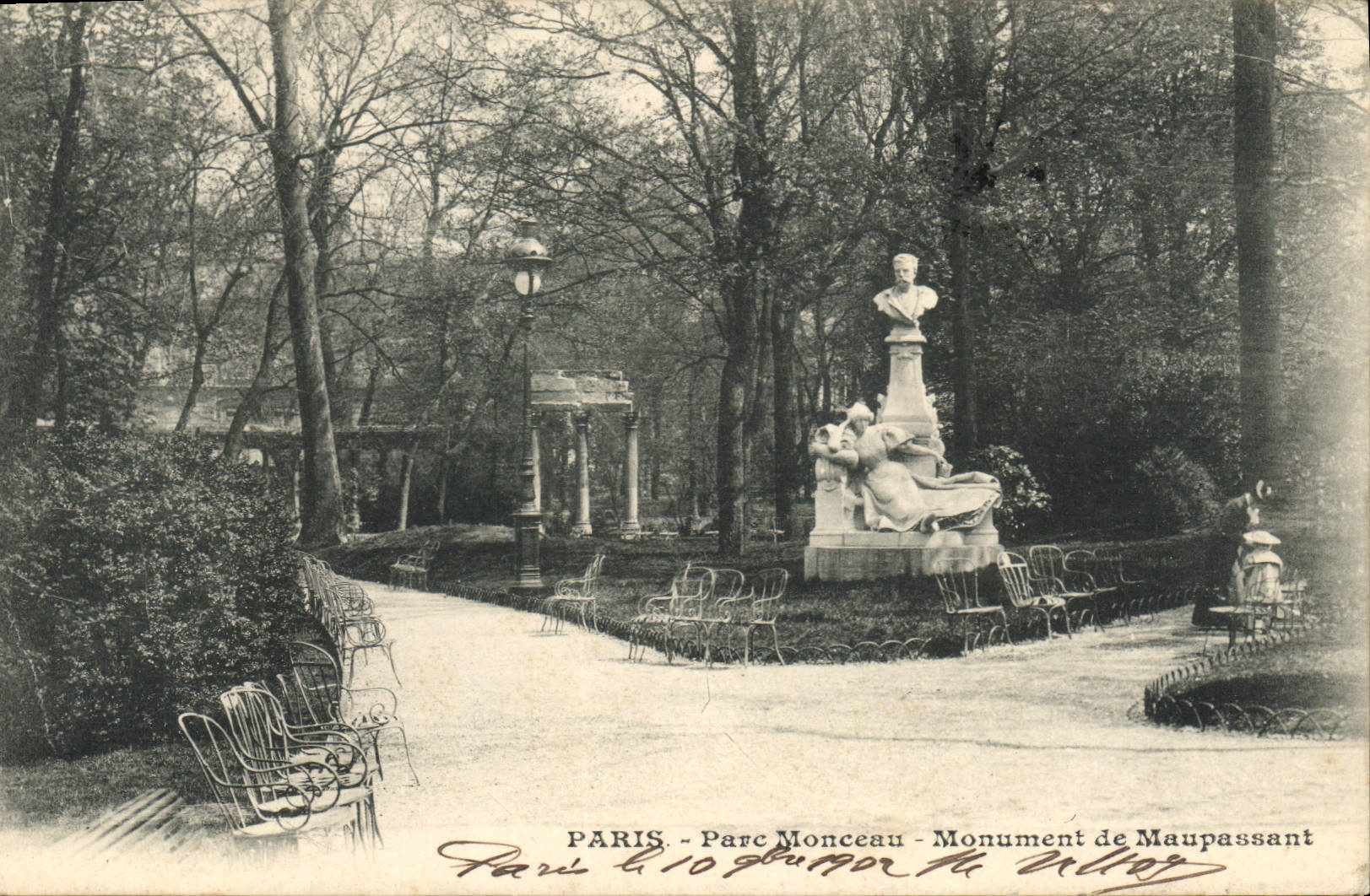 CPA Paris Parc Monceau Monument de Maupassant 