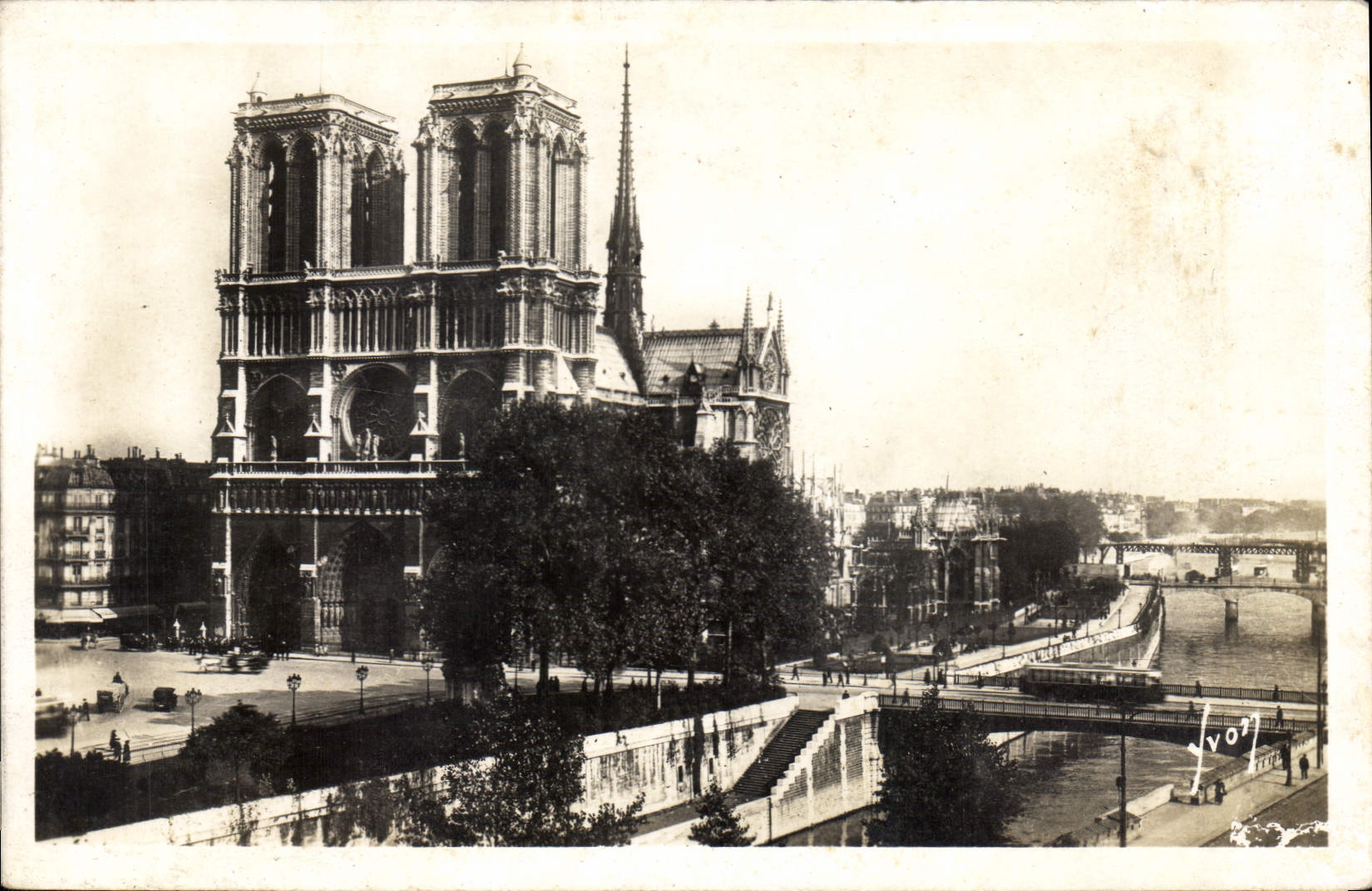 CPA Paris en Flanant Notre Dame de Paris vue generale 