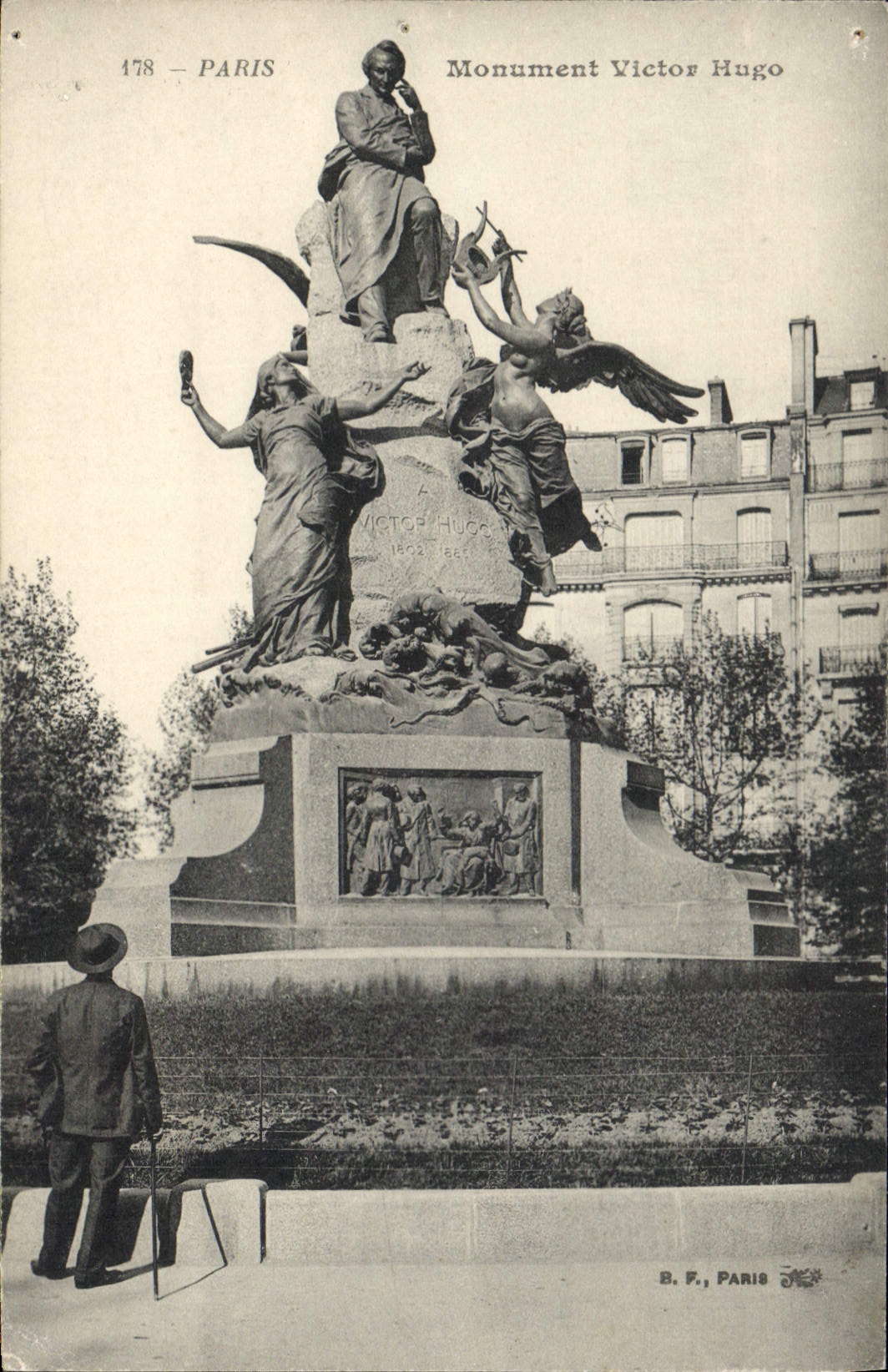 CPA Paris Monument Victor Hugo 