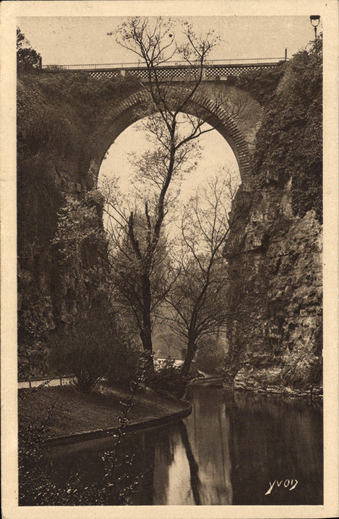 CPA Paris en flanant Parc des Buttes Chaumont Pont de briques 