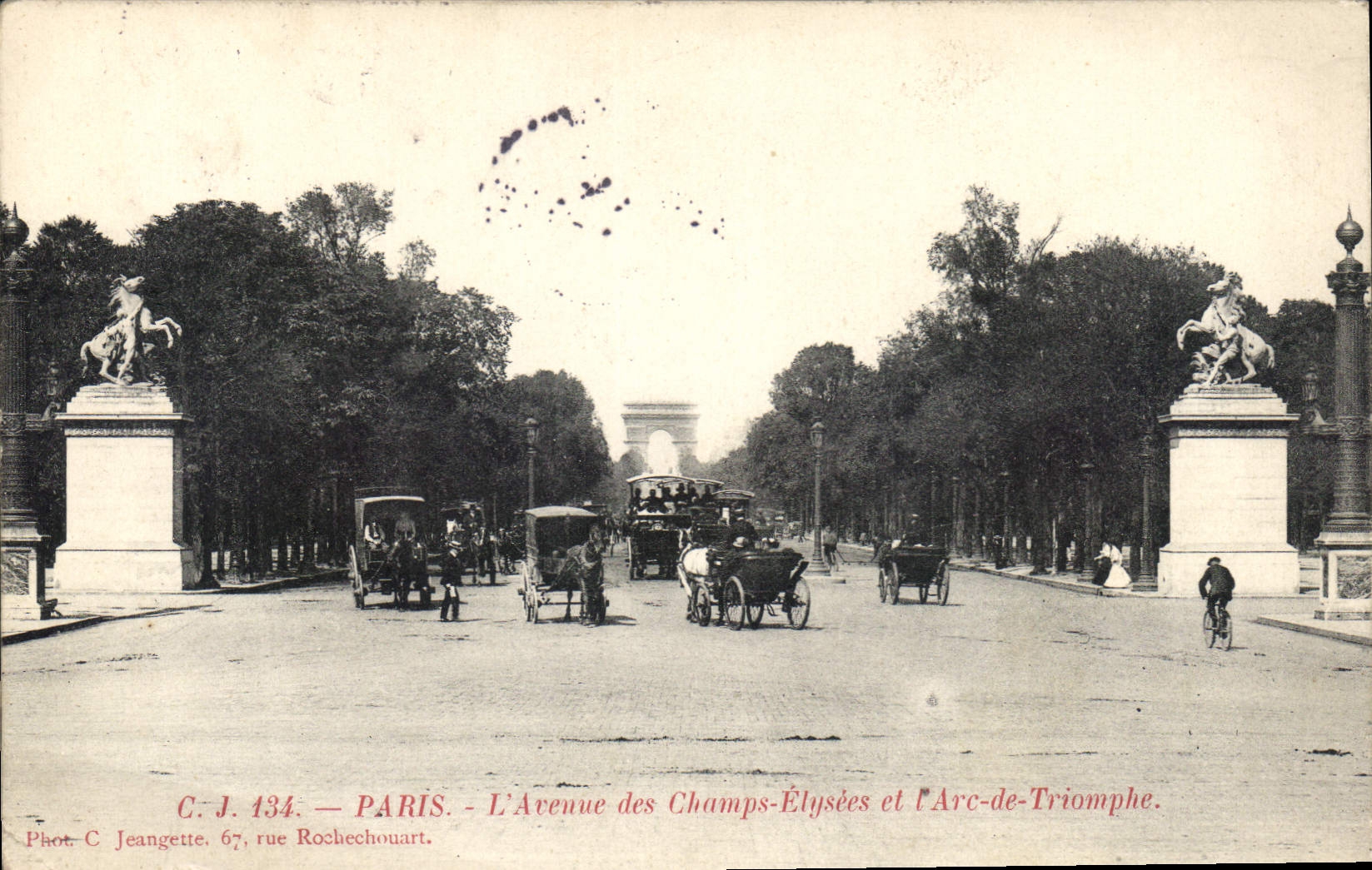 CPA Paris L'Avenue des Champs Elysees et l'Arc de Triomphe 