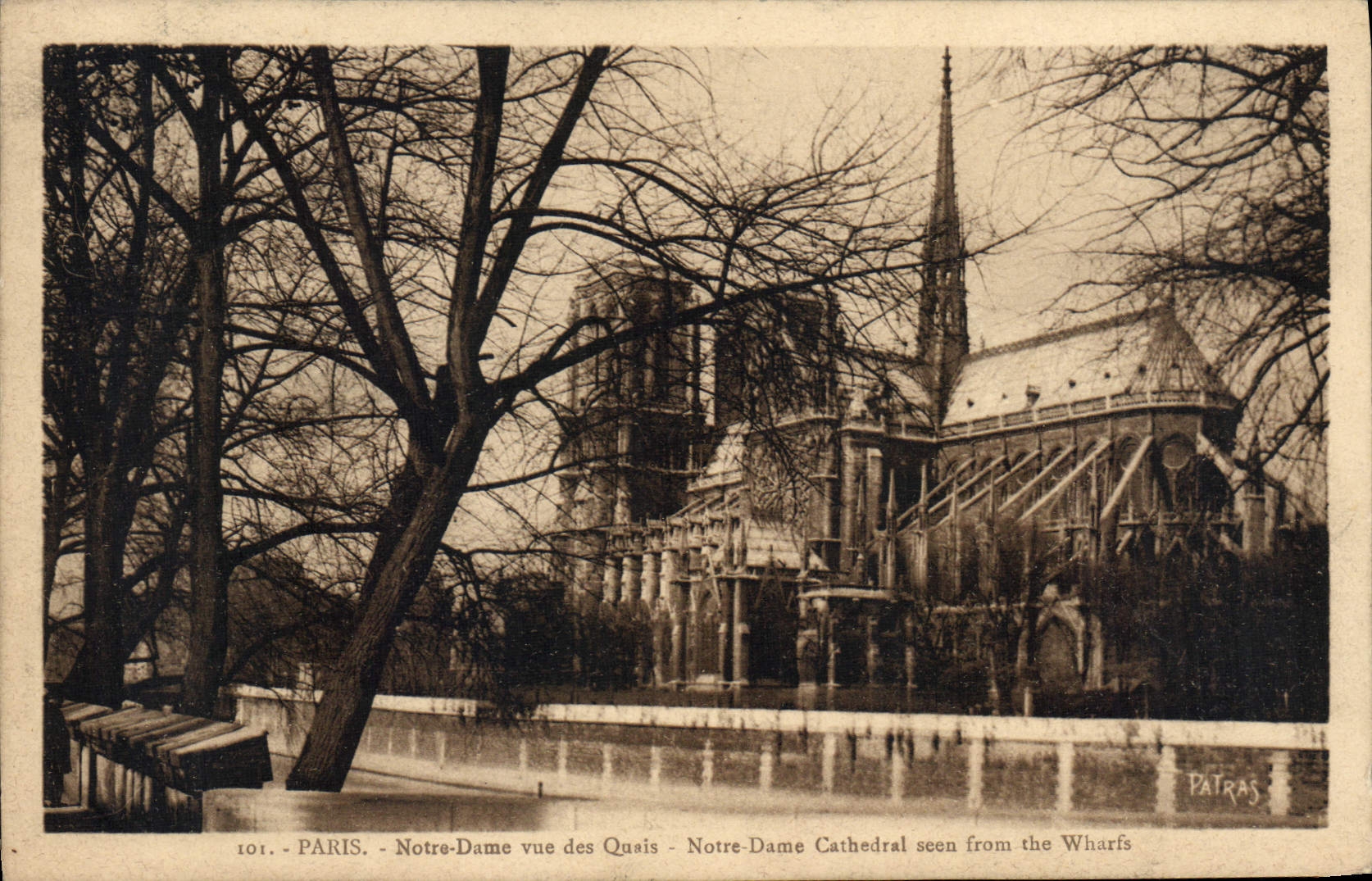 CPA Paris Notre Dame vue des Quais