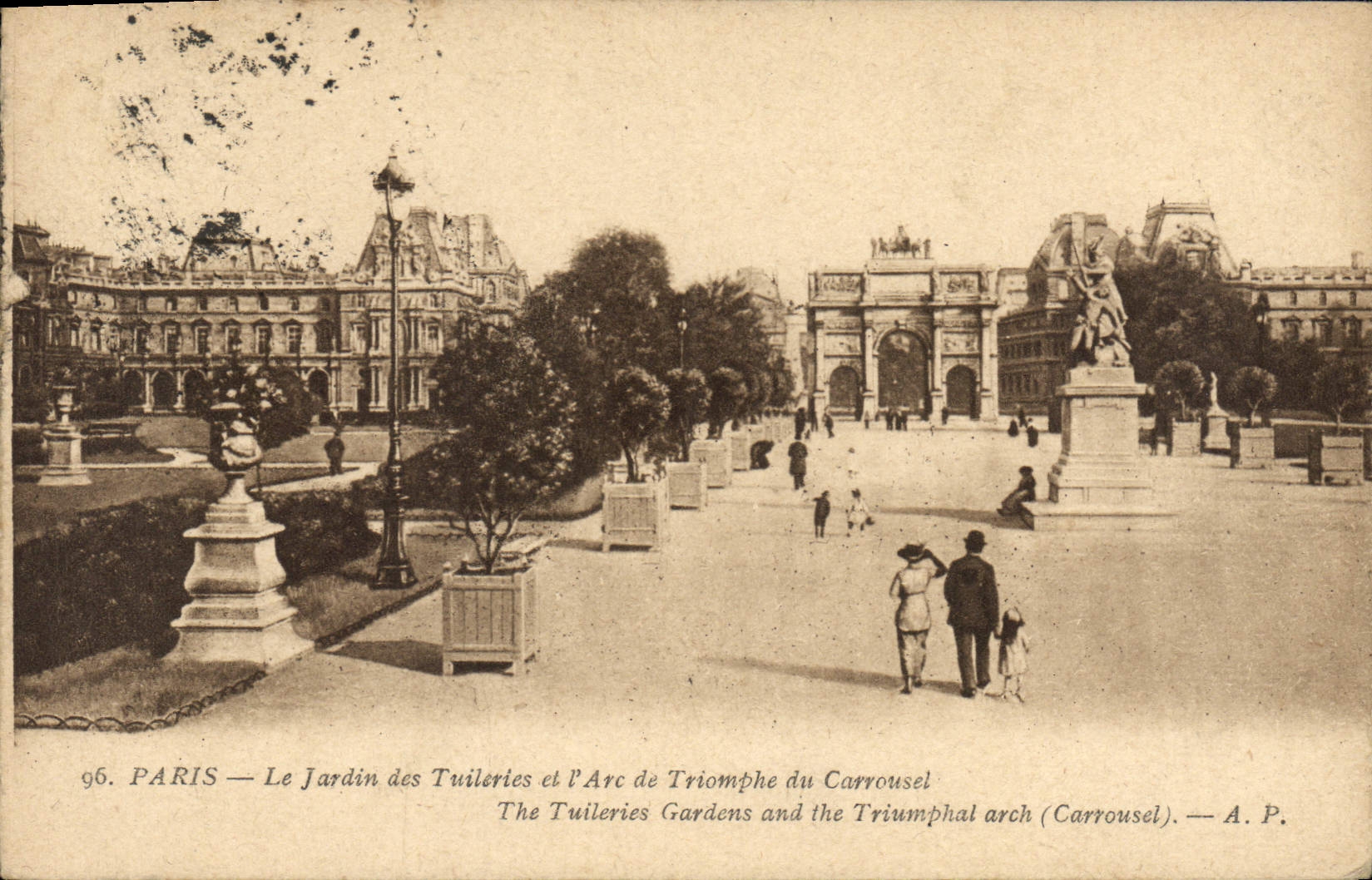 CPA Paris Les Jardins des Tuileries et l'Arc de Triomphe du Carrousel