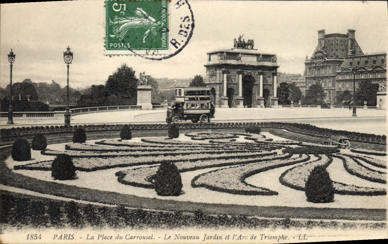 CPA Paris La Place du Carrousel Le Nouveau Jardin et l'Arc de Triomphe 