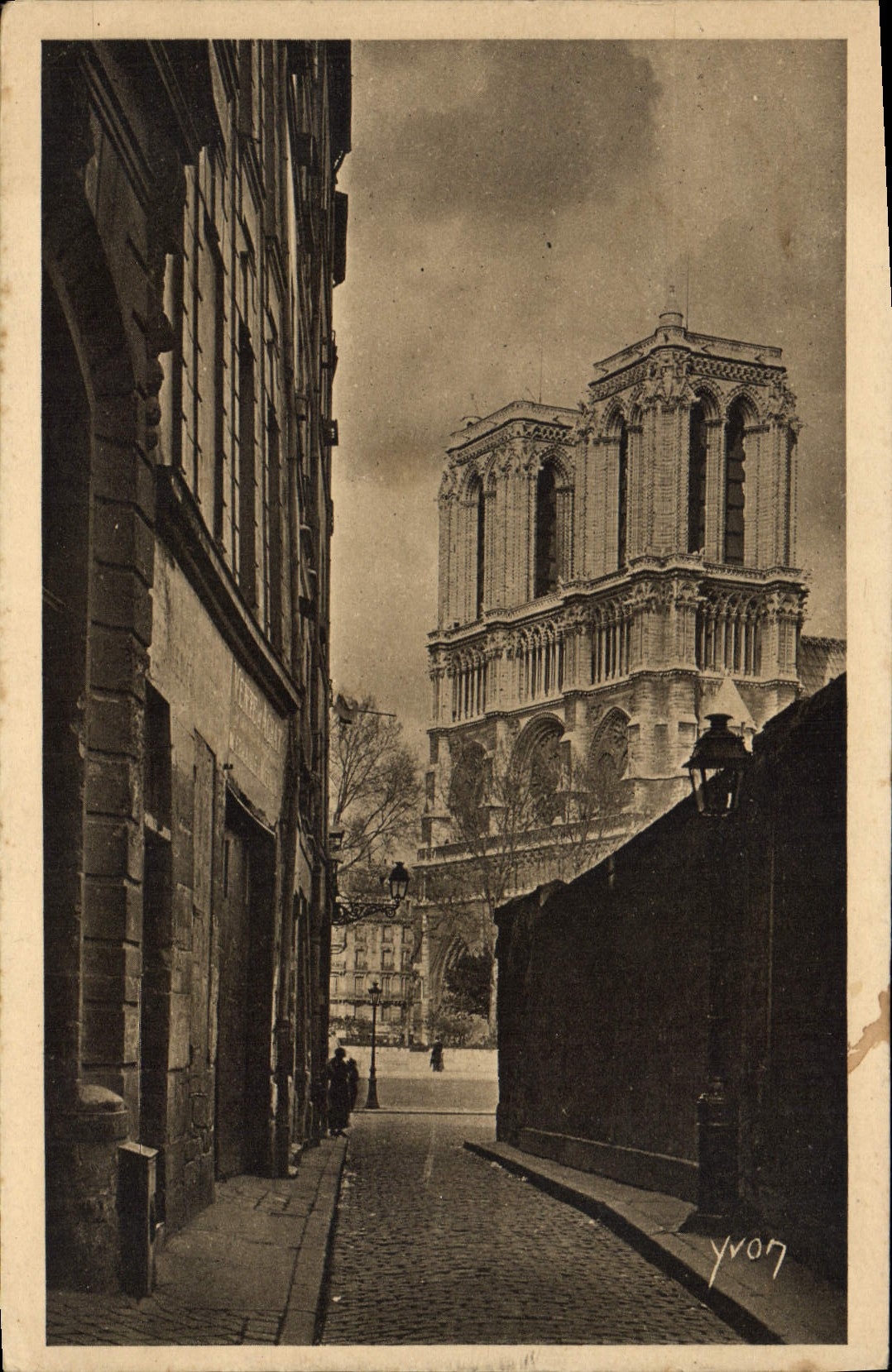 CPA Paris Notre Dame vue de la Rue Saint Julien le Pauvre 