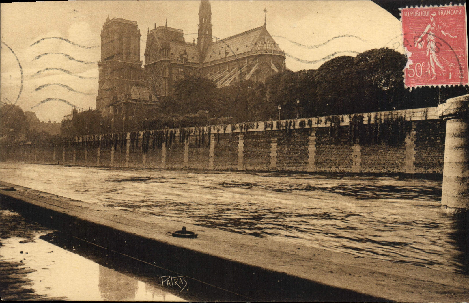 CPA Paris Notre Dame vue de la barge