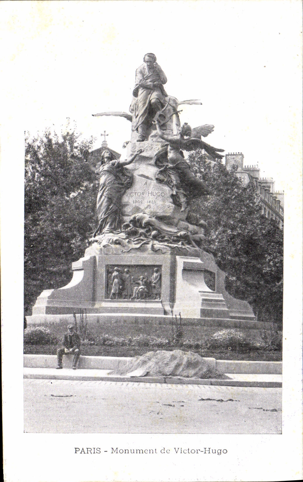 CPA Paris Monument de Victor Hugo 