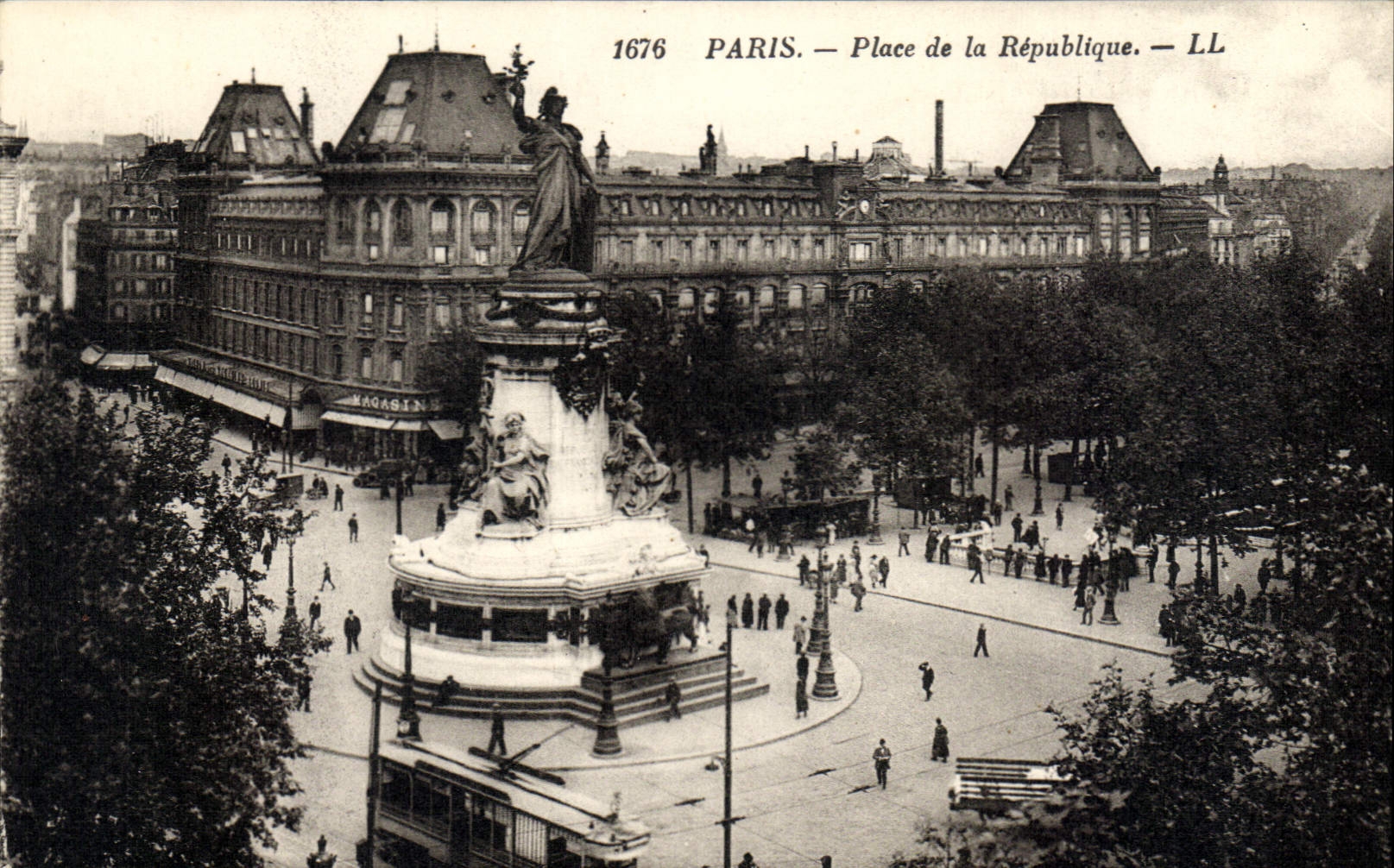 CPA Paris Place de la Republique 