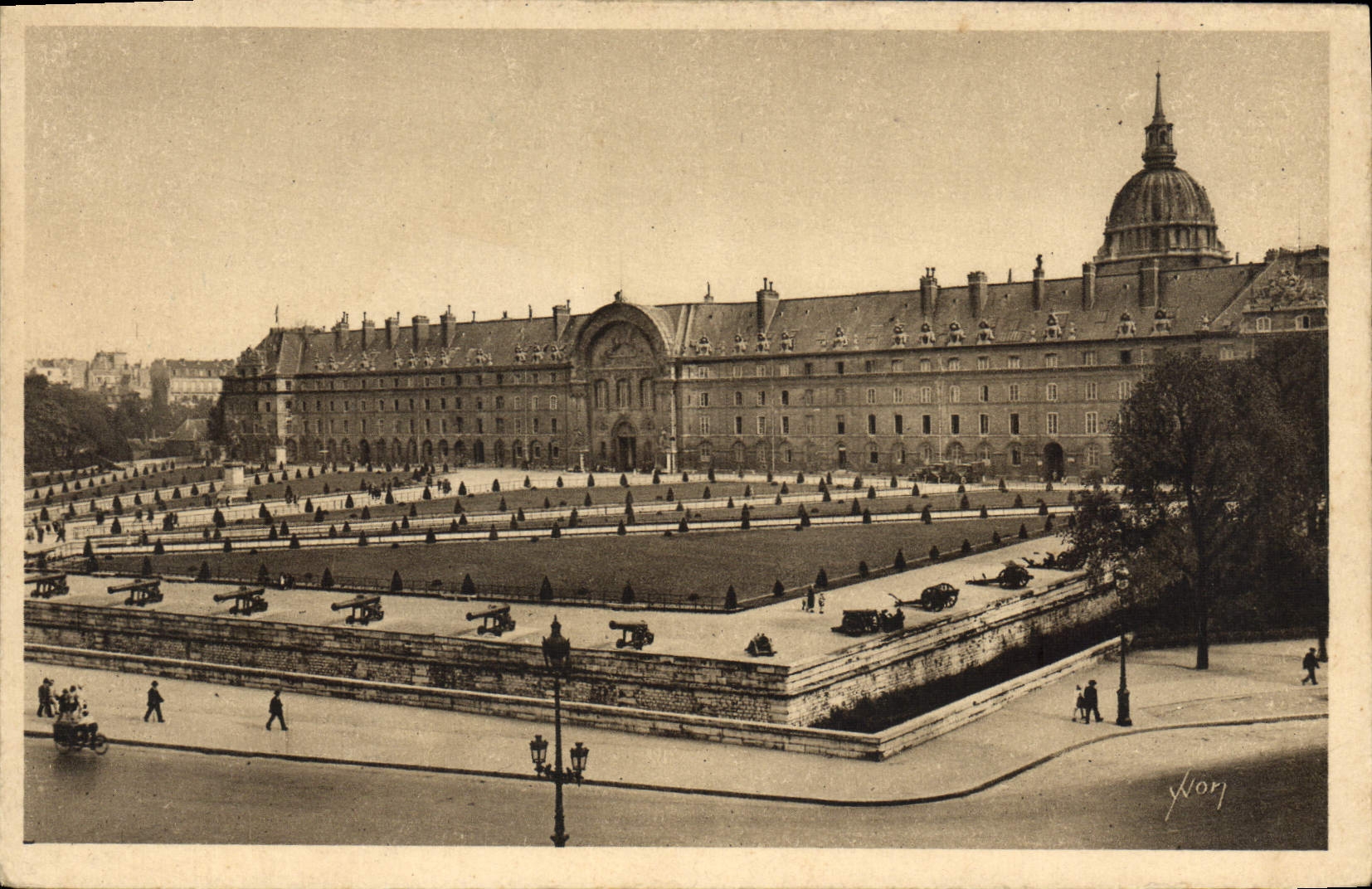 CPA Paris L'Hotel des Invalides vu de l'Esplanade 